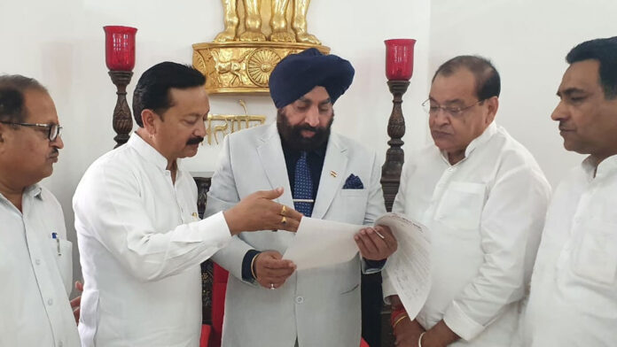 Congress met the Governor in protest against arrest of MLA Jignesh