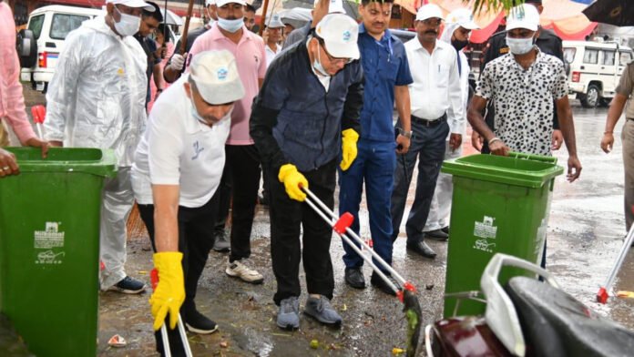 CM launches cleanliness campaign on PM's birthday