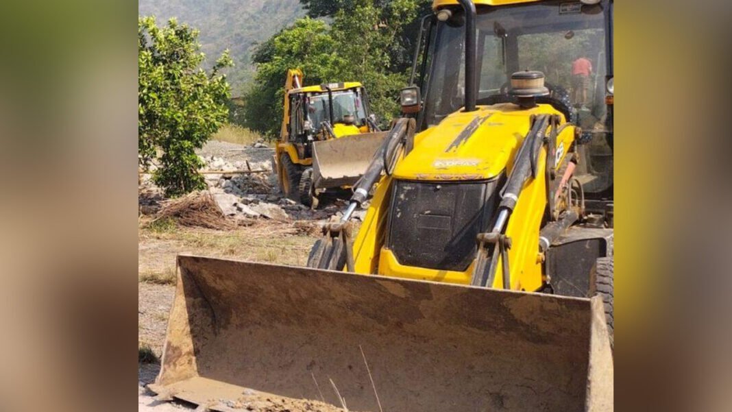 Bulldozers run on illegal tombs – 5 tombs demolished in Sahaspur area