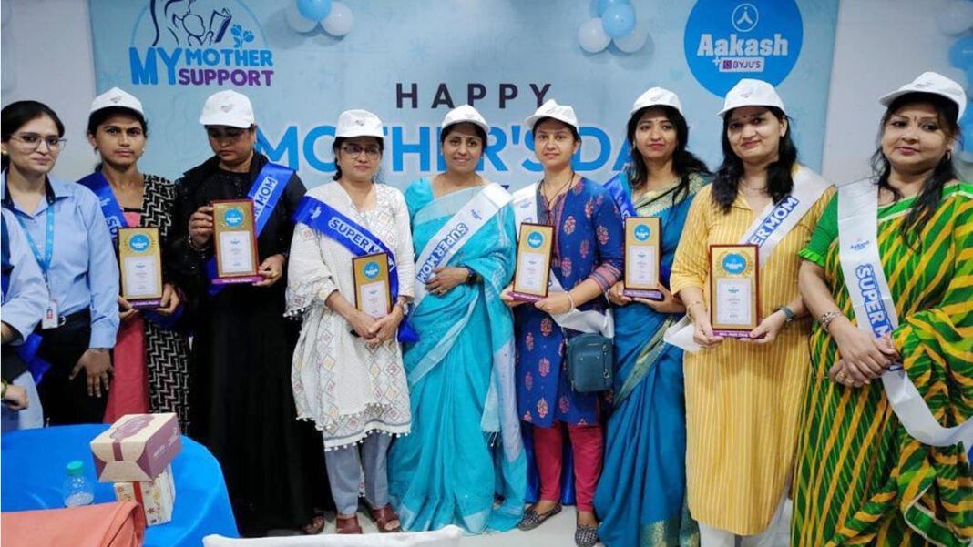 Akash felicitates mothers of meritorious students on Mother's Day