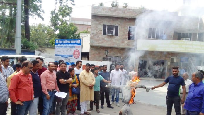 Traders burnt effigy of HRDA assistant engineer