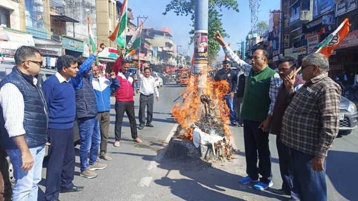 बिगड़ती कानून व्यवस्था को लेकर कांग्रेस ने किया प्रदर्शन, फूंका सरकार का पुतला