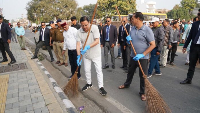 Dhami-pushkar-singh CM Dhami gave the message of cleanliness by sweeping