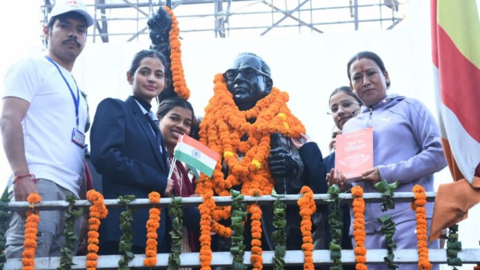 Rekha Arya administered oath to youth to live by Constitution