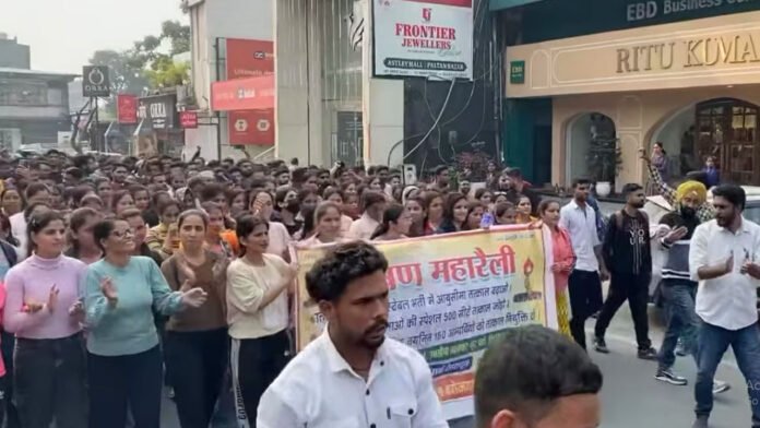 The unemployed marched to the CM's residence