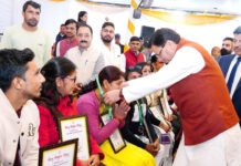 मुख्यमंत्री ने दक्ष दिव्यांगजनों को प्रदान किये राज्य स्तरीय दक्षता पुरस्कार State Level Efficiency Award
