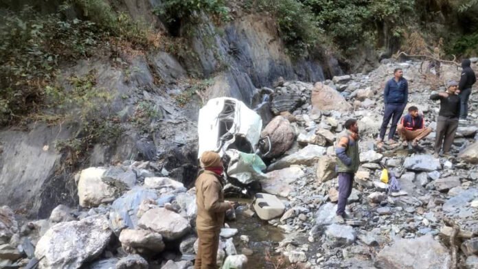 Car fell into a 200 meter deep ditch