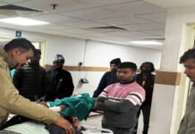 पर्यटकों की कार खाई में गिरी, तीन लोग घायल Tourist car falls into ditch