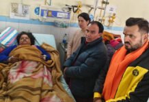 श्रीनगर बेस अस्पताल पहुंच स्वास्थ्य मंत्री डॉ रावत ने जाना घायलों का हालचाल Dr Dhan Singh Rawat enquired about condition of injured