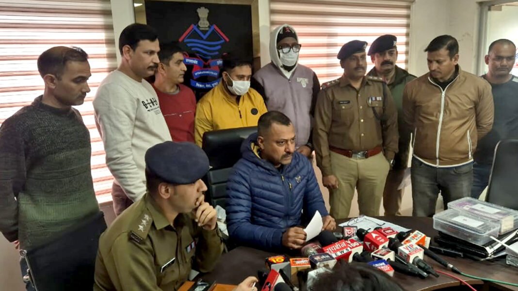 2 thugs arrested for cheating in the name of job