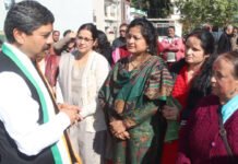 कांग्रेस के मेयर प्रत्याशी वीरेंद्र पोखरियाल ने विभिन्न वार्डों में जनसंपर्क किया Congress mayor candidate Virendra Pokhriyal