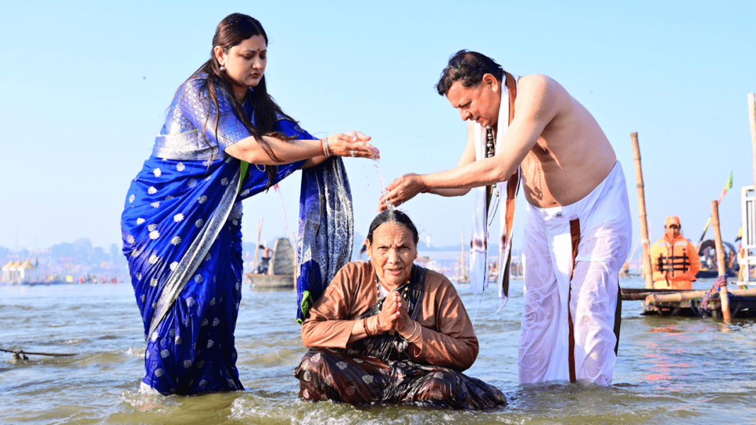 CM Dhami took a dip in Kumbh