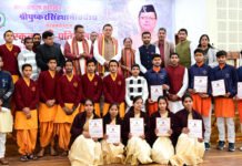 सीएम ने संस्कृत शिक्षा से जुड़े 261 छात्र-छात्राओं को किया सम्मानित CM Dhami honored 261 students