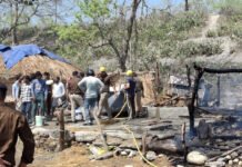 बैरागी कैंप में लगी भीषण आग, चार झोपड़ियां जलकर राख A huge fire broke out in Bairagi camp