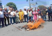 बढ़ती महंगाई के खिलाफ कांग्रेस ने प्रदर्शन कर भाजपा सरकार का पुतला फूंका Congress burnt the effigy of BJP government