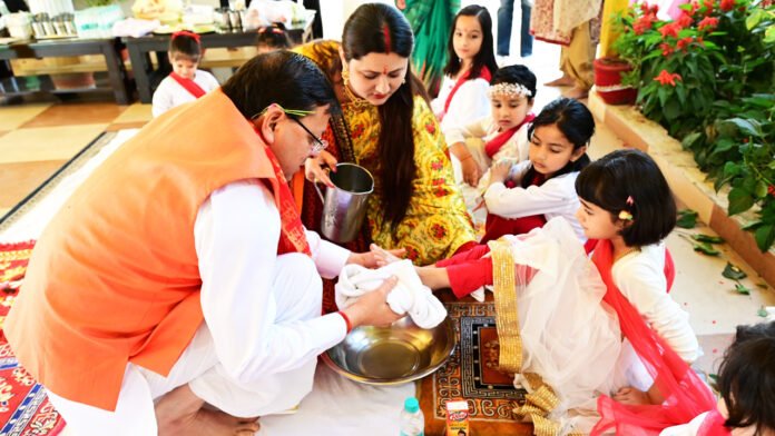 Kanya-pujan CM Dhami performed Kanya Pujan with his wife