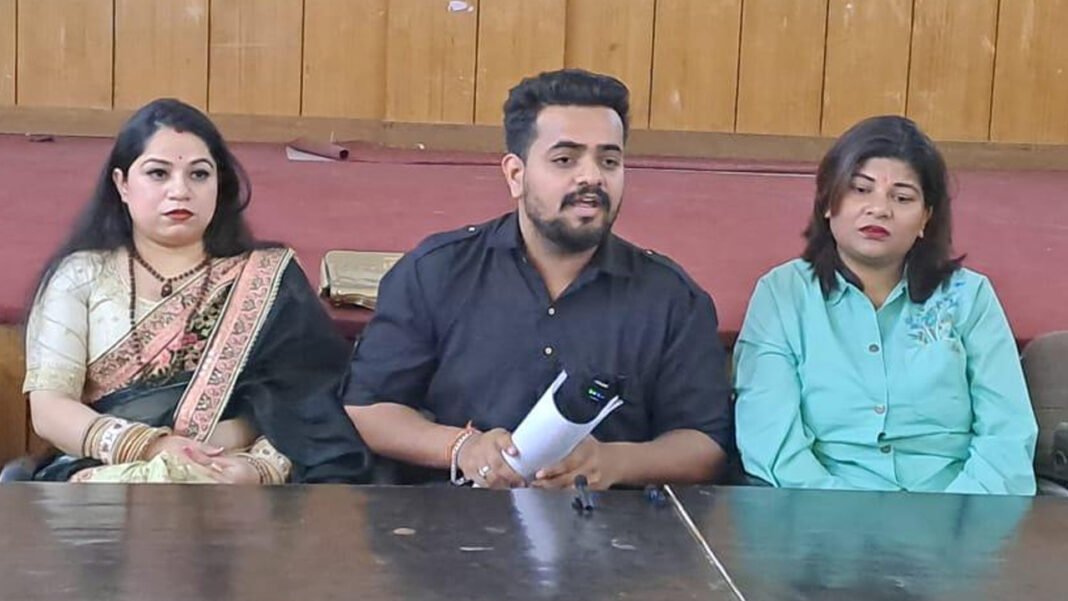 The victim accused the police of looting lakhs