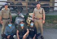 युवती के साथ मारपीट करने वाले 3 युवक पकड़े 3 youths who beat up a girl were arrested