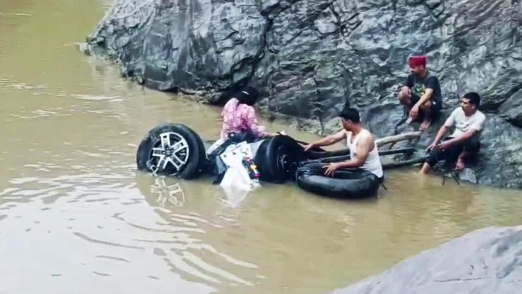 5 people died as vehicle fell into ditch