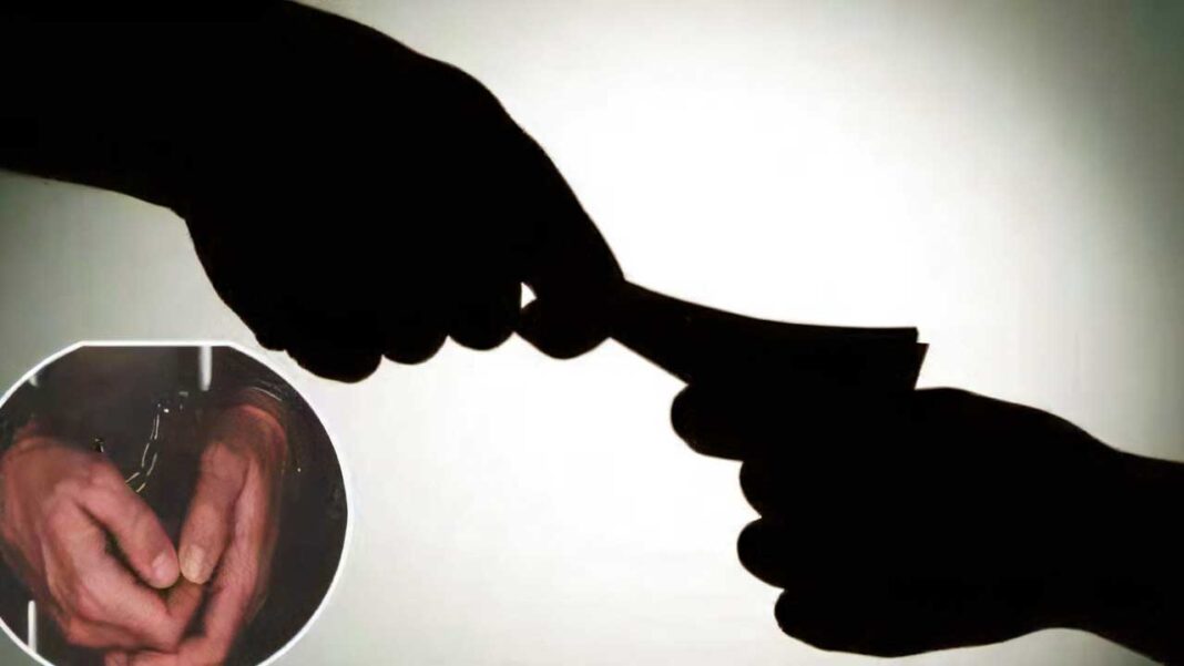 Amin arrested while taking bribe of 15 thousand rupees