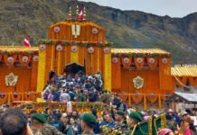 विश्वप्रसिद्ध बदरीनाथ धाम के कपाट खुले Doors of the world famous Badrinath temple opened