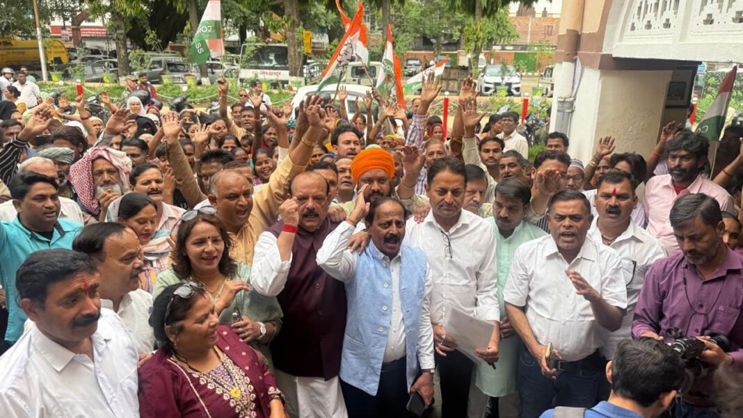 Congress gheraoed the Municipal Corporation