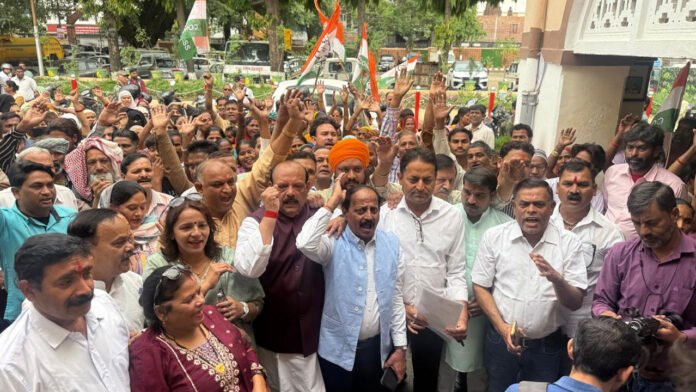 Congress gheraoed the Municipal Corporation