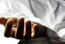 पेड़ में लटका मिला व्यक्ति का शव, जांच में जुटी पुलिस dead body found hanging from a tree