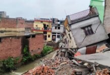 भारी बारिश के कारण दो मकान जमींदोज Two houses collapsed due to heavy rain