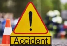 ई-रिक्शा से तेज रफ्तार कार की टक्कर, एक की मौत, तीन गंभीर High speed car collides with e-rickshaw