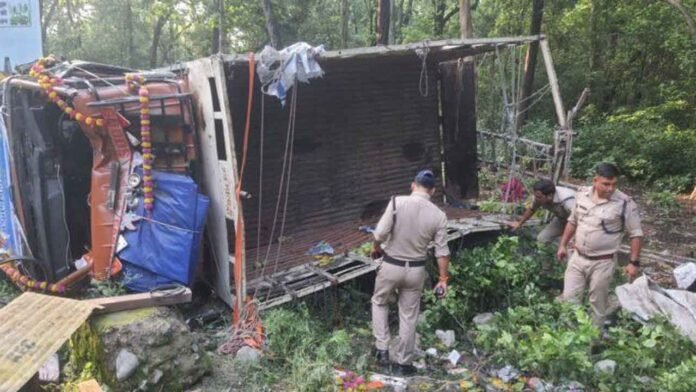 11 Kanwariyas injured as truck overturns