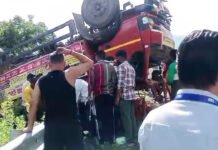 अनियंत्रित होकर सड़क पर पलटा कांवड़ियों का ट्रक, तीन की मौत, 14 गंभीर Truck carrying Kanwariyas overturned
