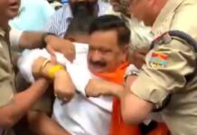 राजभवन में धरने पर बैठे कांग्रेस प्रदेश अध्यक्ष करन माहरा गिरफ्तार Karan Mahara arrested for sitting on dharna