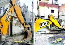 अतिक्रमण कर रोड पर बने गेट को प्रशासन ने किया ध्वस्त Administration demolished the gate