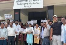 जनसमस्याओं को लेकर कांग्रेस ने लोनिवि घेरा Congress surrounded PWD over public problems