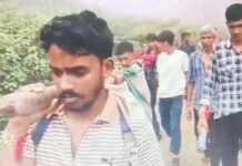 आदर्श चंपावत में डोली से ढोए जा रहे मरीज Patients being carried on doli