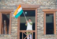 सीएम धामी ने सीएम आवास पर फहराया तिरंगा CM Dhami hoisted tricolor at CM residence