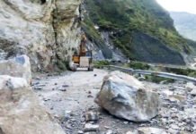 बदरीनाथ नेशनल हाईवे भूस्खलन से बंद Badrinath National Highway closed due to landslide