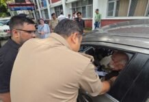 बुजुर्ग की समस्या सुनने खुद चलकर आये एसएसपी अजय सिंह problems of elderly