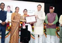 सीएम धामी ने उत्कृष्ट कार्य करने वाली महिलाओं को किया सम्मानित CM Dhami honored women who did excellent work