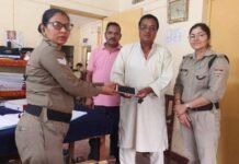 पुलिस ने 16 मोबाइल फोन बरामद कर लौटाए Police recovered and returned 16 mobile phones