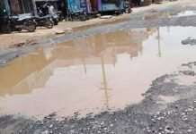 खस्ताहाल भारतीय सड़कें और अवैध निर्माण – अर्थव्यवस्था को पहुँच रहा भारी नुकसान Bad Indian roads and illegal construction