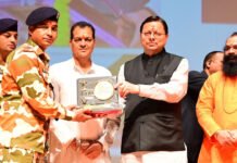 सीएम ने आपदा में सहयोग करने वाले कर्मियों को किया सम्मानित CM Dhami honored workers who helped in disaster