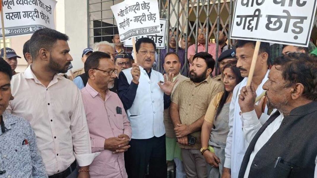 Congress workers protest at the State Election Commission office