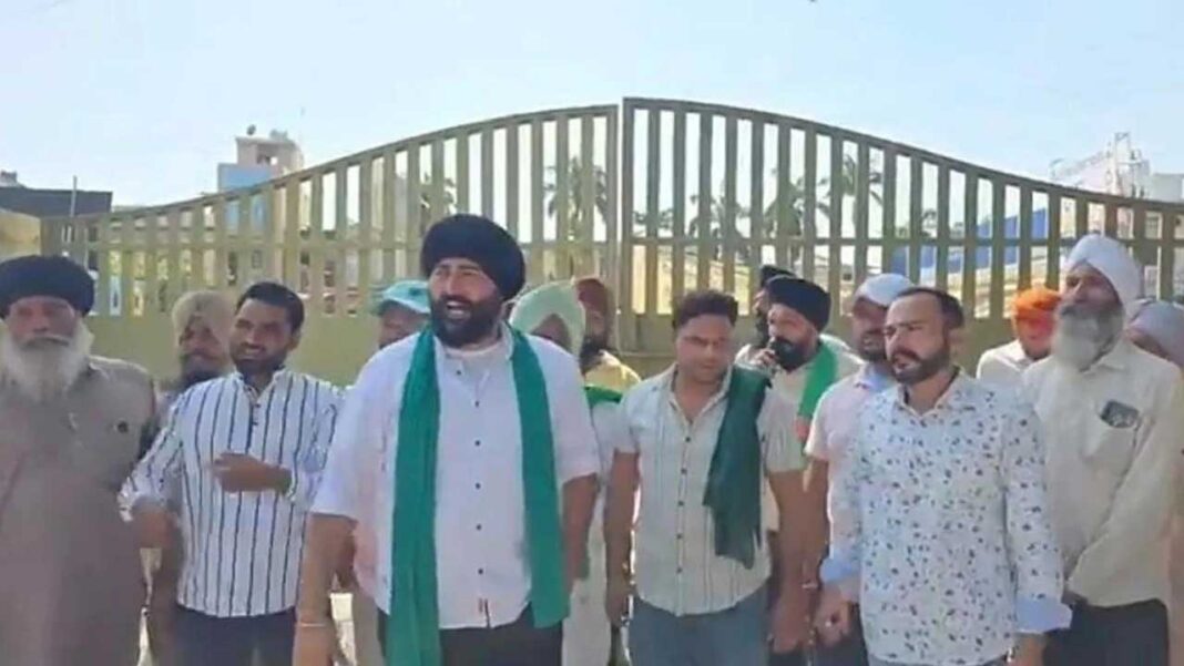 Farmers locked the market gate