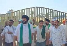 किसानों ने मंडी गेट पर जड़ा ताला Farmers locked the market gate