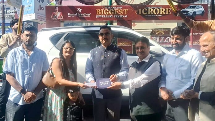 Kamal-jewellers Komal receives Kamal Jewellers mega award