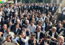 अपनी मांगों को लेकर वकीलों ने दिया धरना, कचहरी का काम काज रहा बाधित Lawyers staged a sit-in to press for their demands
