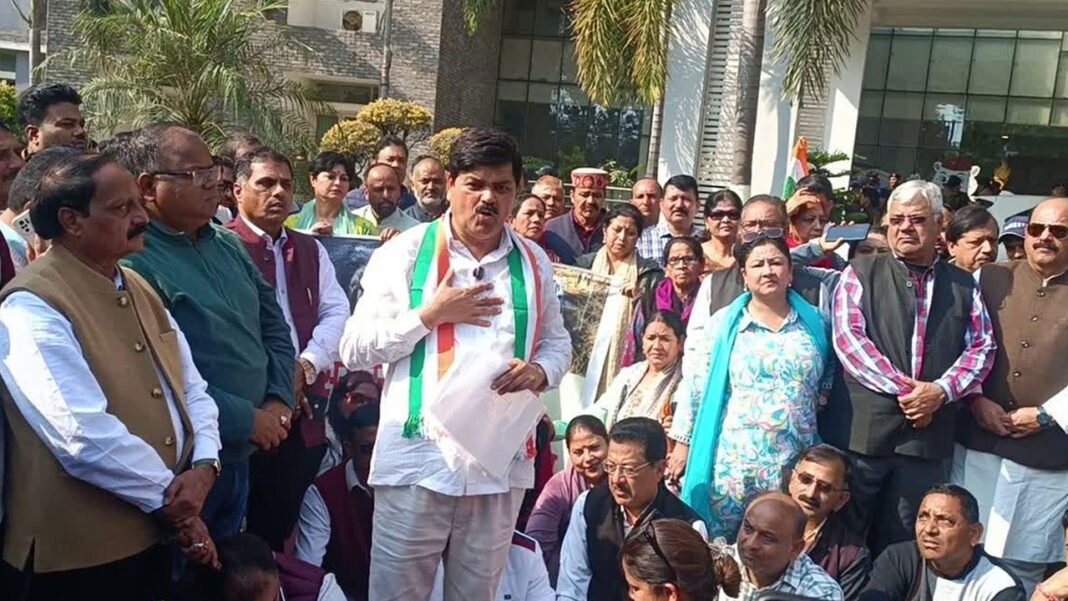 Congress workers laid siege to forest headquarters