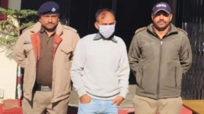 Primery-teacher Primary teacher arrested for duping lakhs of rupees